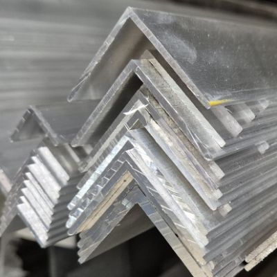 Marché de l’aluminium et de l’inox : Comprendre la volatilité actuelle et protéger vos projets